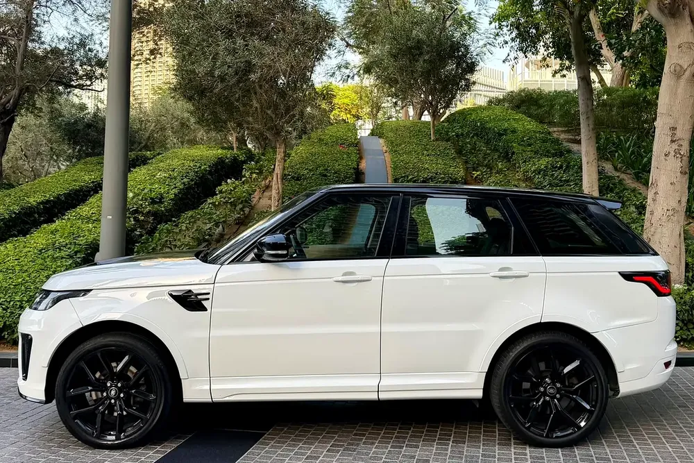 SVR KIT RANGE ROVER SPORT —  GCC —  FULL SERVICE HISTORY — VERY NEAT — PANORAMIC ROOF - Image 5