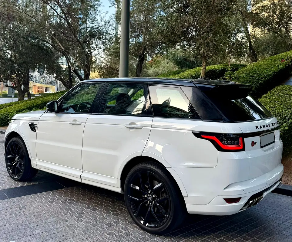 SVR KIT RANGE ROVER SPORT —  GCC —  FULL SERVICE HISTORY — VERY NEAT — PANORAMIC ROOF - Image 6
