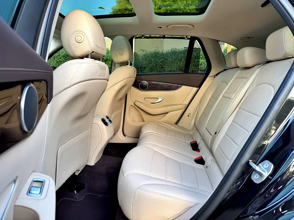 Mercedes-Benz GLC 250 4MATIC / FULL GARGASH HISTORY - Image 11