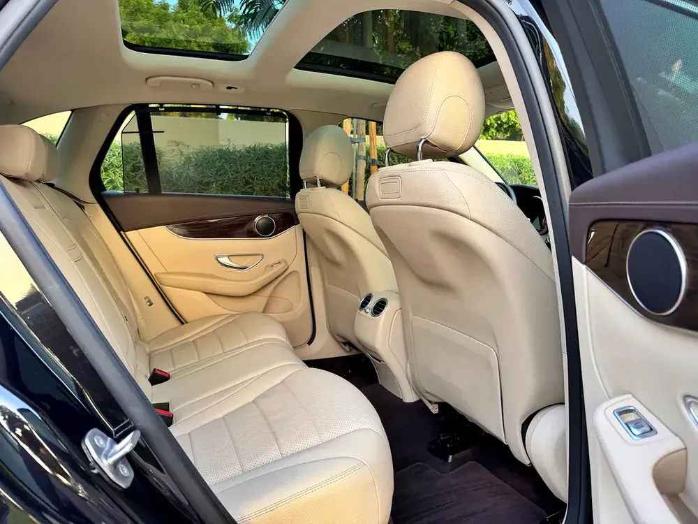 Mercedes-Benz GLC 250 4MATIC / FULL GARGASH HISTORY - Image 12