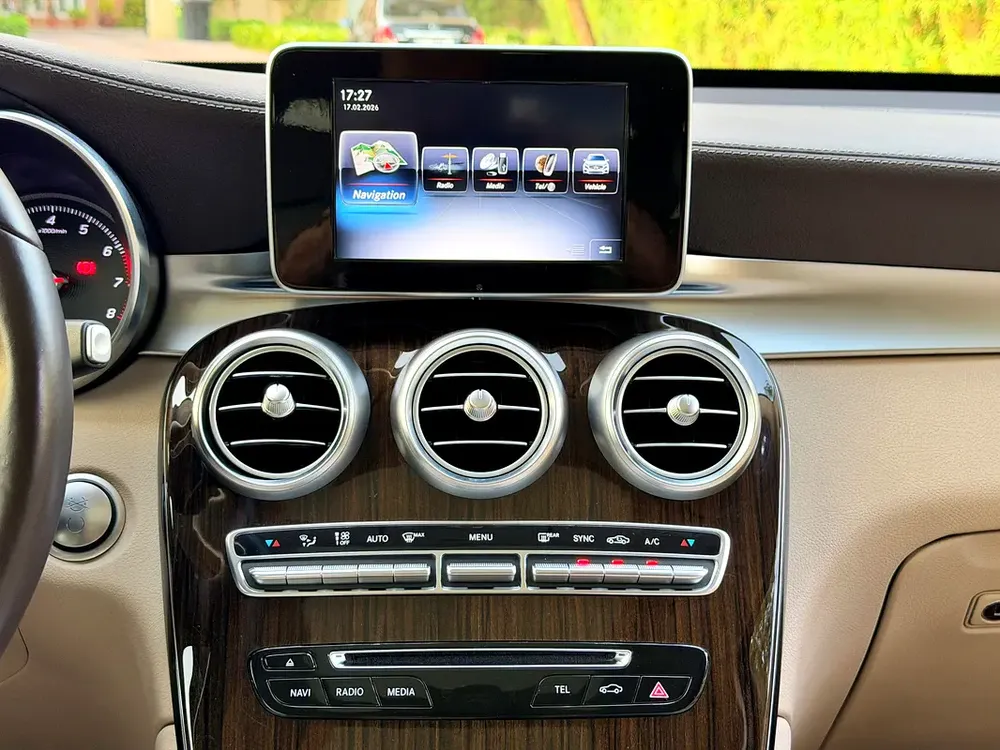 Mercedes-Benz GLC 250 4MATIC / FULL GARGASH HISTORY - Image 17