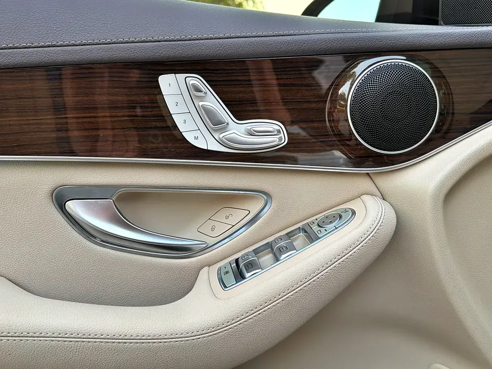 Mercedes-Benz GLC 250 4MATIC / FULL GARGASH HISTORY - Image 19
