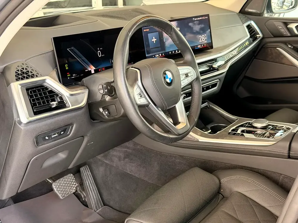 2025 BMW X7 xDrive40i - Image 10