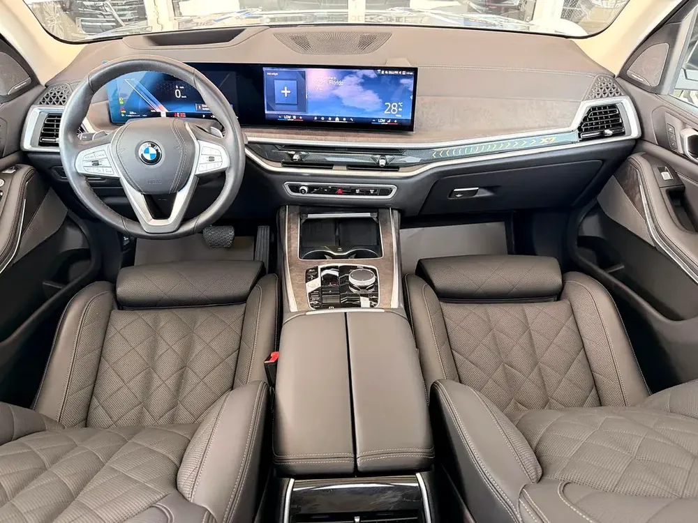 2025 BMW X7 xDrive40i - Image 11
