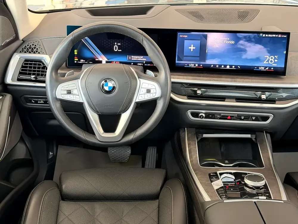 2025 BMW X7 xDrive40i - Image 12