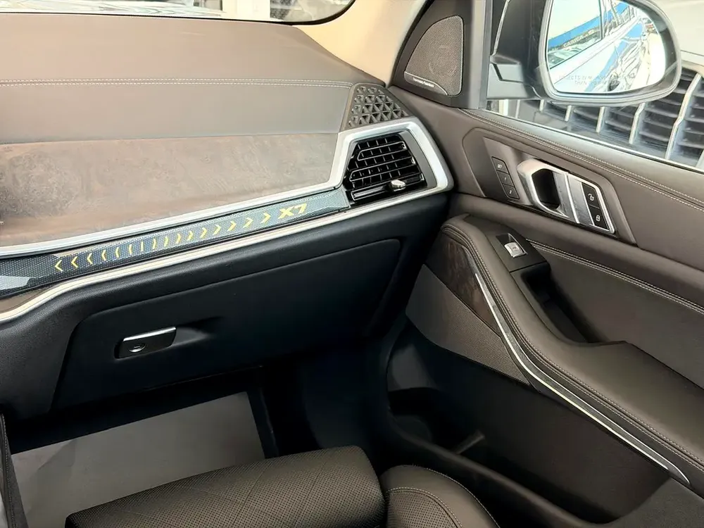 2025 BMW X7 xDrive40i - Image 13