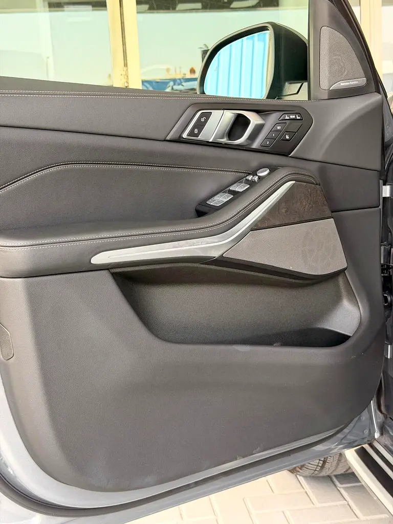 2025 BMW X7 xDrive40i - Image 15