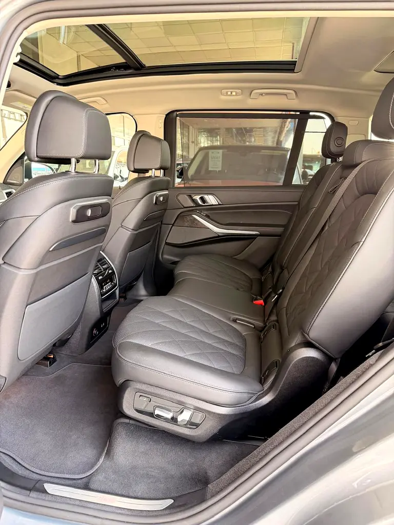 2025 BMW X7 xDrive40i - Image 8