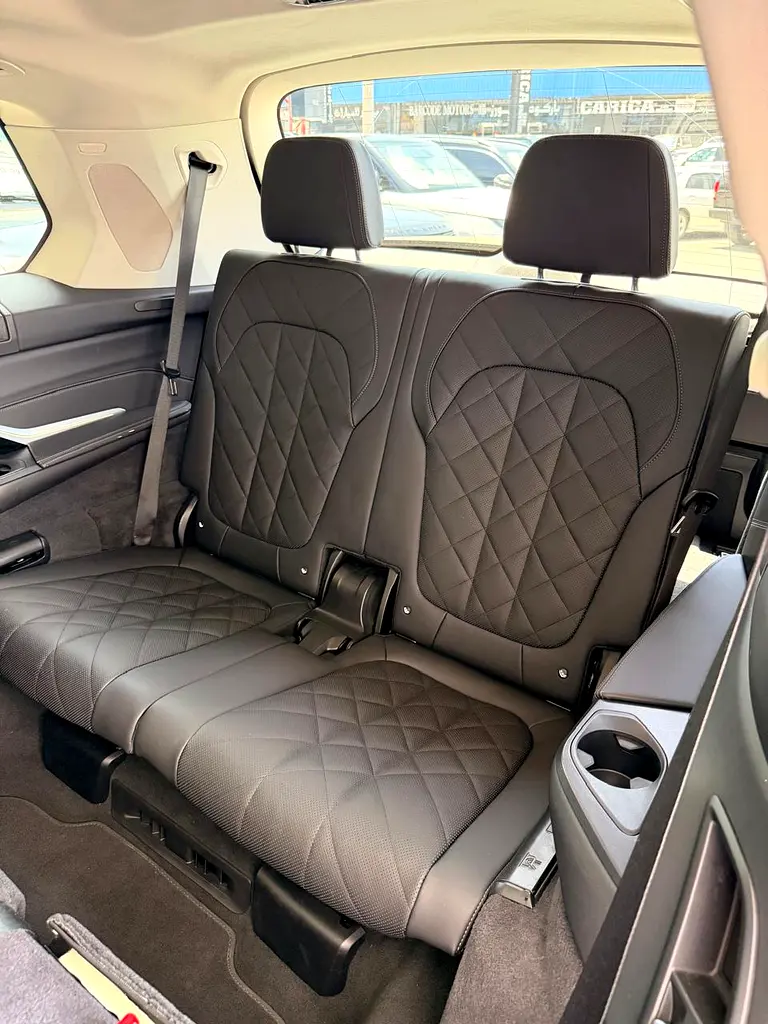 2025 BMW X7 xDrive40i - Image 9