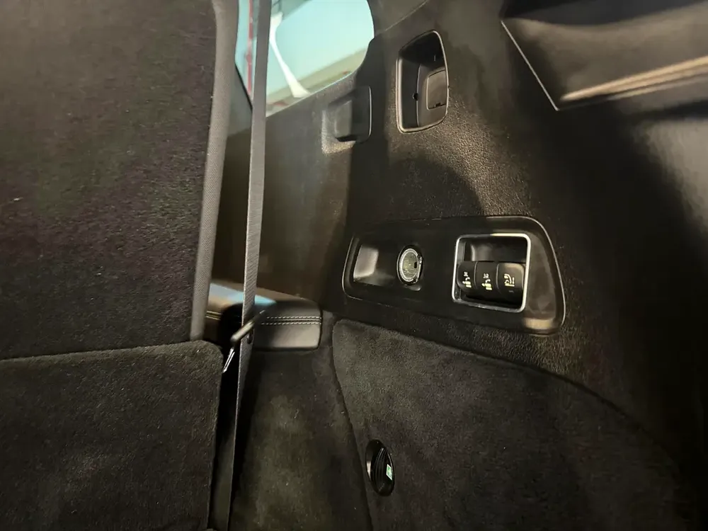 Accident free and low mileage - Image 12
