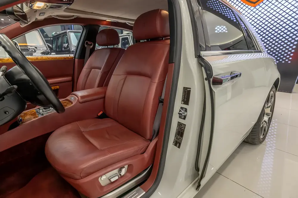 2010 | Rolls Royce Ghost -  GCC Specs Emirates | Super Mint Condition | NO Accident | Low Milage - Image 12