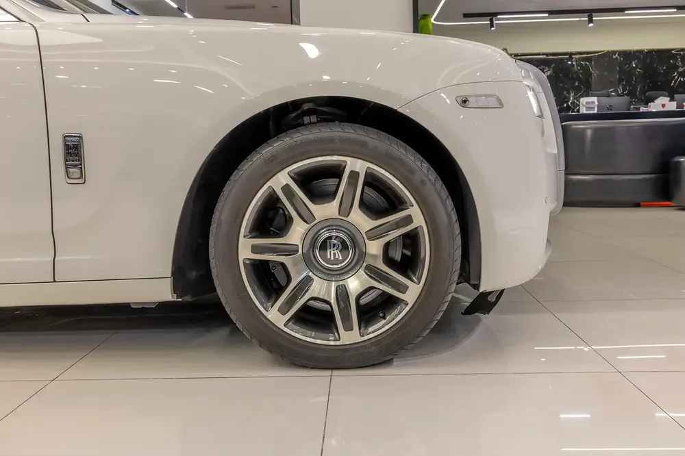 2010 | Rolls Royce Ghost -  GCC Specs Emirates | Super Mint Condition | NO Accident | Low Milage - Image 8