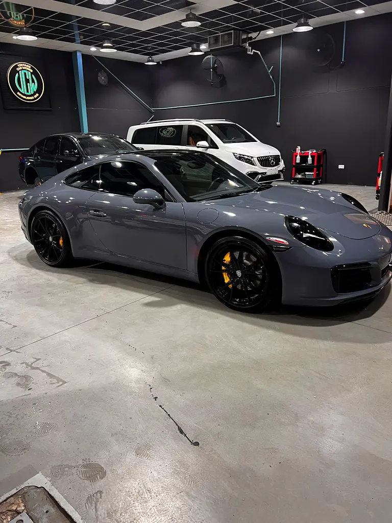 Pristine Porsche 911 Carrera S 2017 | GCC Specs | Low Mileage - Image 12