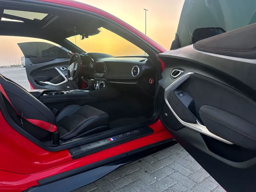 Chevrolet Camaro ZL1 2018 GCC V8 6.2L supercharger first owner in perfect conditions - Image 13
