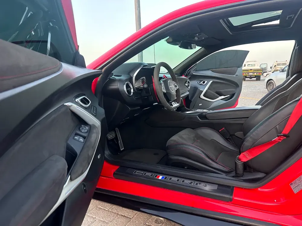 Chevrolet Camaro ZL1 2018 GCC V8 6.2L supercharger first owner in perfect conditions - Image 14