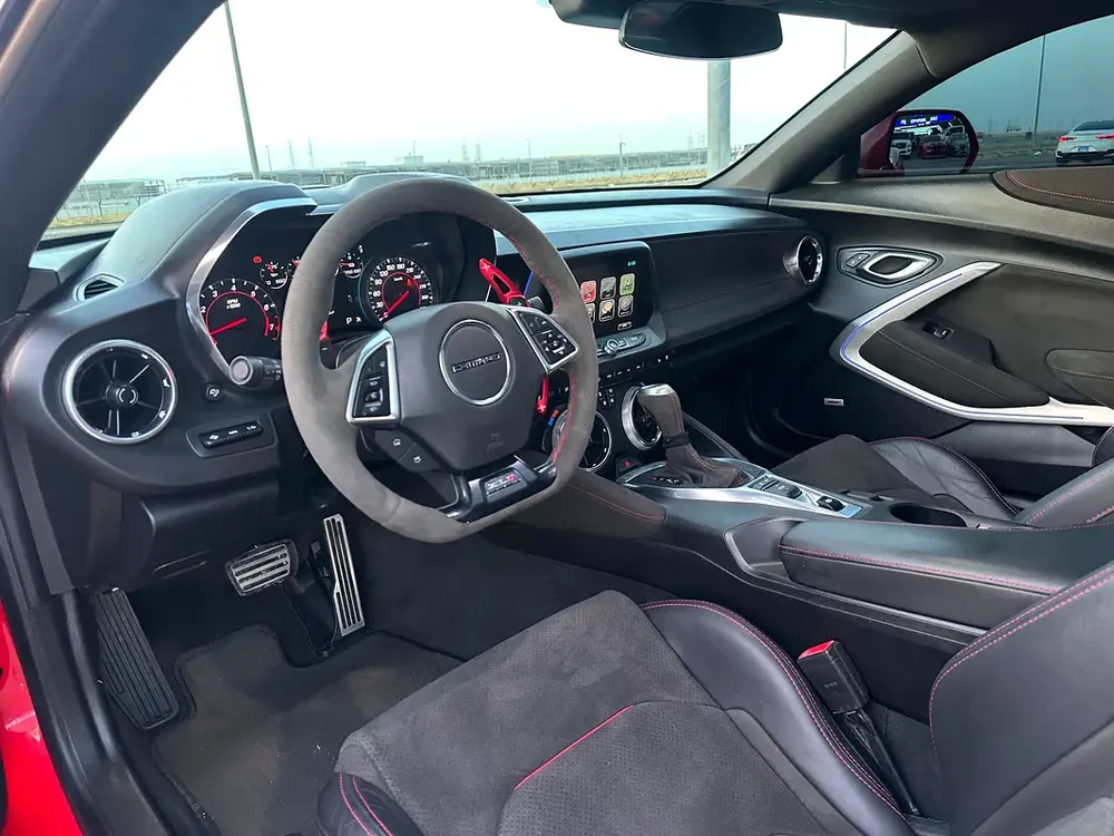 Chevrolet Camaro ZL1 2018 GCC V8 6.2L supercharger first owner in perfect conditions - Image 17