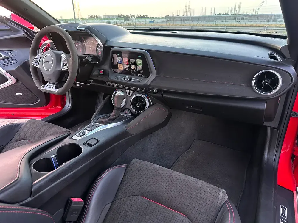 Chevrolet Camaro ZL1 2018 GCC V8 6.2L supercharger first owner in perfect conditions - Image 18