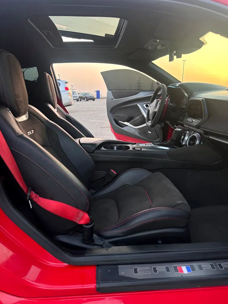 Chevrolet Camaro ZL1 2018 GCC V8 6.2L supercharger first owner in perfect conditions - Image 19