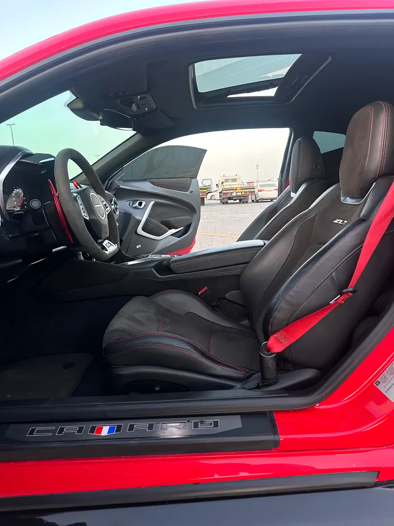 Chevrolet Camaro ZL1 2018 GCC V8 6.2L supercharger first owner in perfect conditions - Image 20