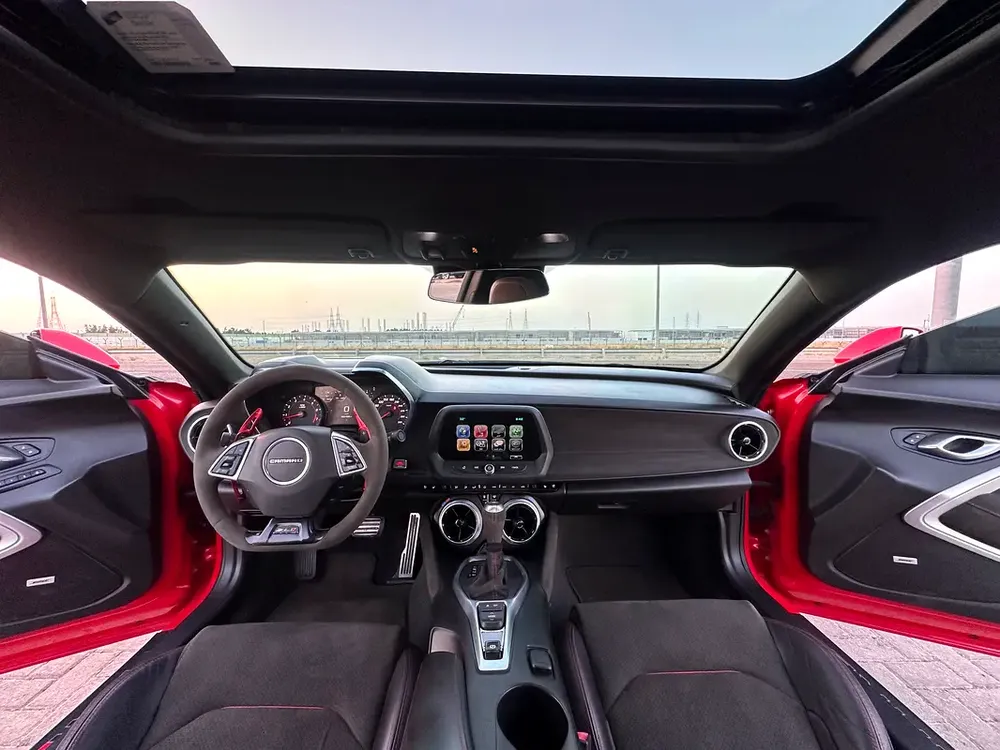 Chevrolet Camaro ZL1 2018 GCC V8 6.2L supercharger first owner in perfect conditions - Image 5