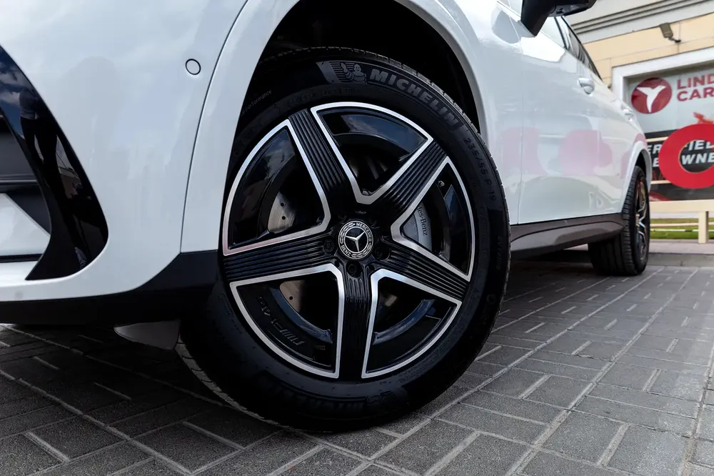 Mercedes-Benz GLC 300 Coupe 2026 - Korean Specs - Image 9