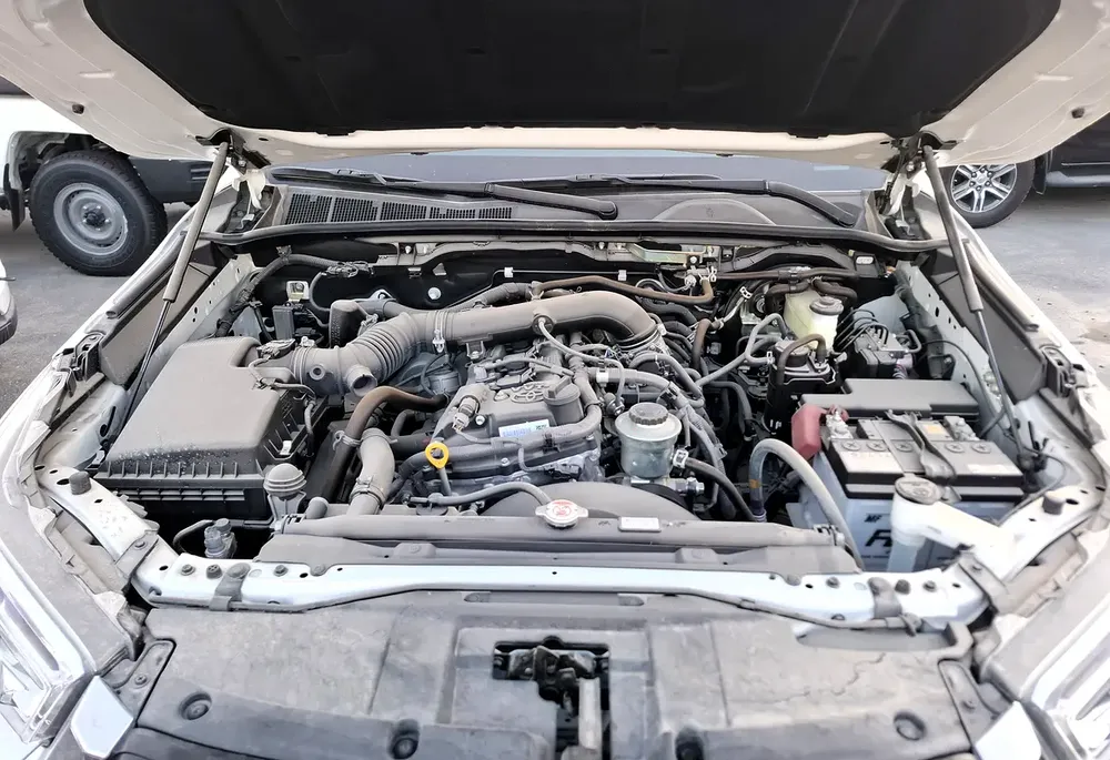 Toyota Hilux SR5 2.7L 2025 AT White Petrol Key Digital AC (Export Only) - Image 18