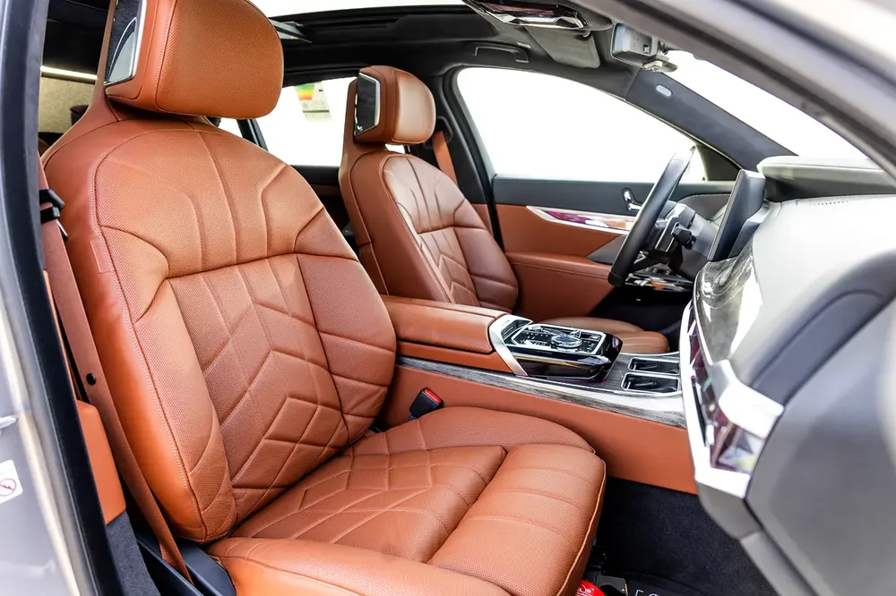 BMW 735i M Sport Individual – 2025 | GCC | 3,915 KM | 5 YEARS SERVICE AND WARRANTY BMW AGMC - Image 11
