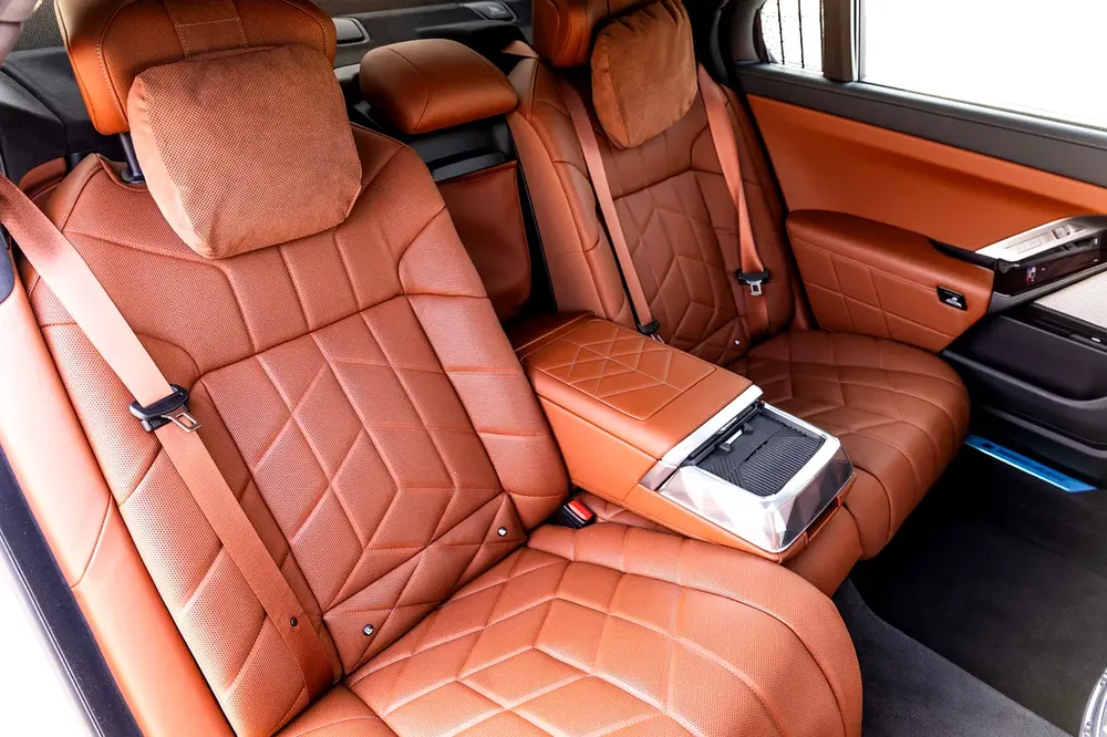 BMW 735i M Sport Individual – 2025 | GCC | 3,915 KM | 5 YEARS SERVICE AND WARRANTY BMW AGMC - Image 12