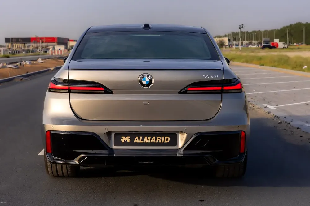 BMW 735i M Sport Individual – 2025 | GCC | 3,915 KM | 5 YEARS SERVICE AND WARRANTY BMW AGMC - Image 4