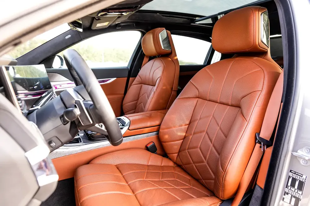BMW 735i M Sport Individual – 2025 | GCC | 3,915 KM | 5 YEARS SERVICE AND WARRANTY BMW AGMC - Image 5