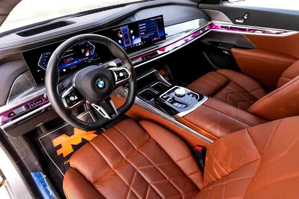 BMW 735i M Sport Individual – 2025 | GCC | 3,915 KM | 5 YEARS SERVICE AND WARRANTY BMW AGMC - Image 6