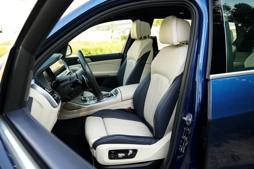 Ultra-Rare BMW X7 50i V8 | Individual Ivory-Blue Interior | Captain Seats | GCC - Image 17
