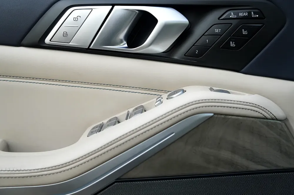Ultra-Rare BMW X7 50i V8 | Individual Ivory-Blue Interior | Captain Seats | GCC - Image 19