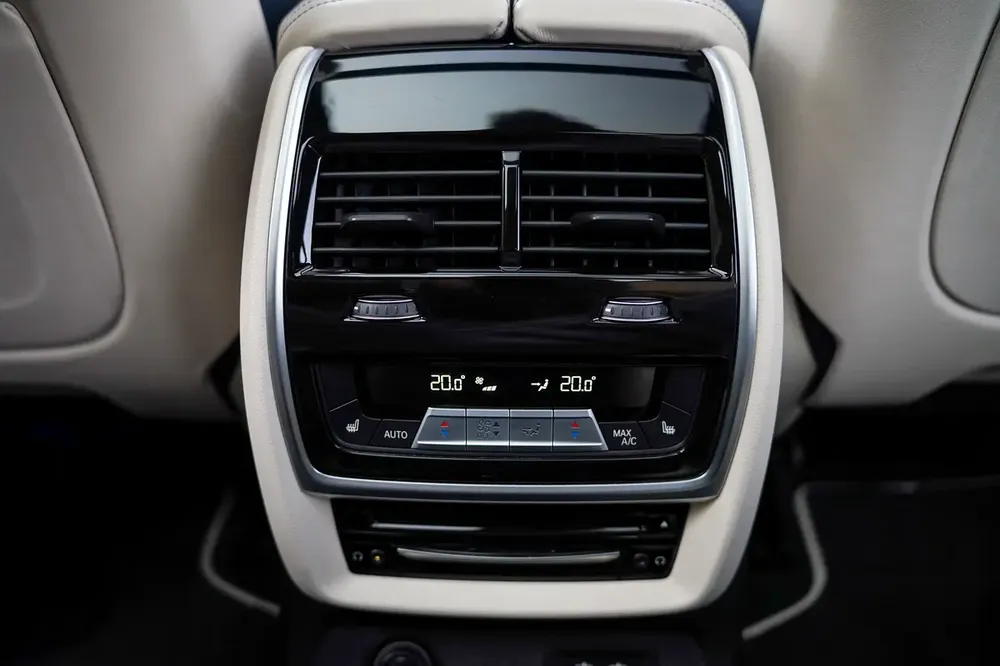 Ultra-Rare BMW X7 50i V8 | Individual Ivory-Blue Interior | Captain Seats | GCC - Image 20
