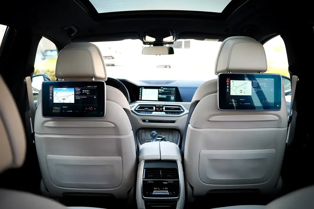 Ultra-Rare BMW X7 50i V8 | Individual Ivory-Blue Interior | Captain Seats | GCC - Image 7