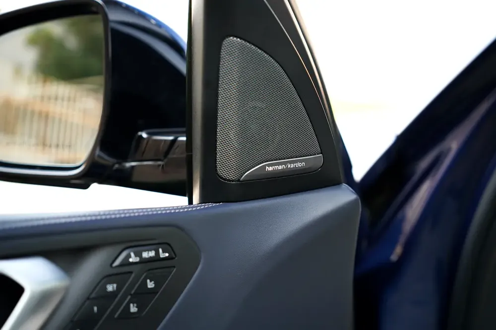 Ultra-Rare BMW X7 50i V8 | Individual Ivory-Blue Interior | Captain Seats | GCC - Image 9