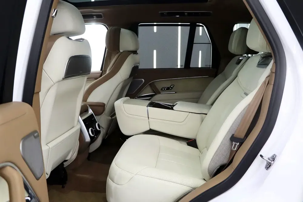 RANGE ROVER VOGUE SV | 2025 | GCC SPECS | WITH WARRANTY AND CONTRACT SERVICE  | TWO-TONE INTERIOR - Image 10