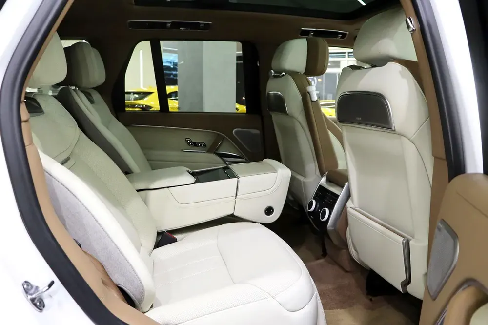 RANGE ROVER VOGUE SV | 2025 | GCC SPECS | WITH WARRANTY AND CONTRACT SERVICE  | TWO-TONE INTERIOR - Image 11