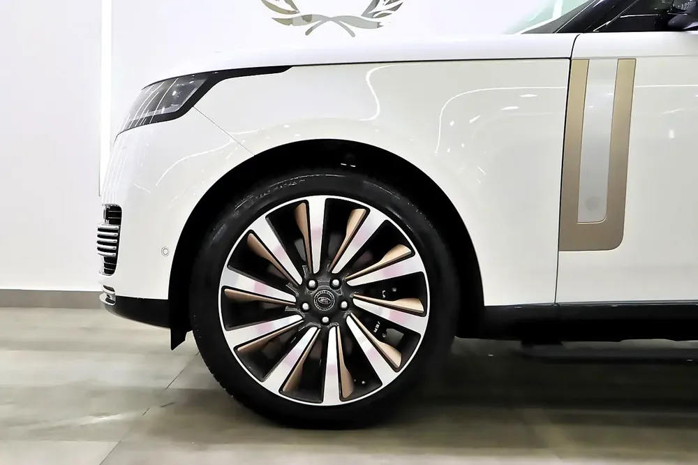 RANGE ROVER VOGUE SV | 2025 | GCC SPECS | WITH WARRANTY AND CONTRACT SERVICE  | TWO-TONE INTERIOR - Image 15