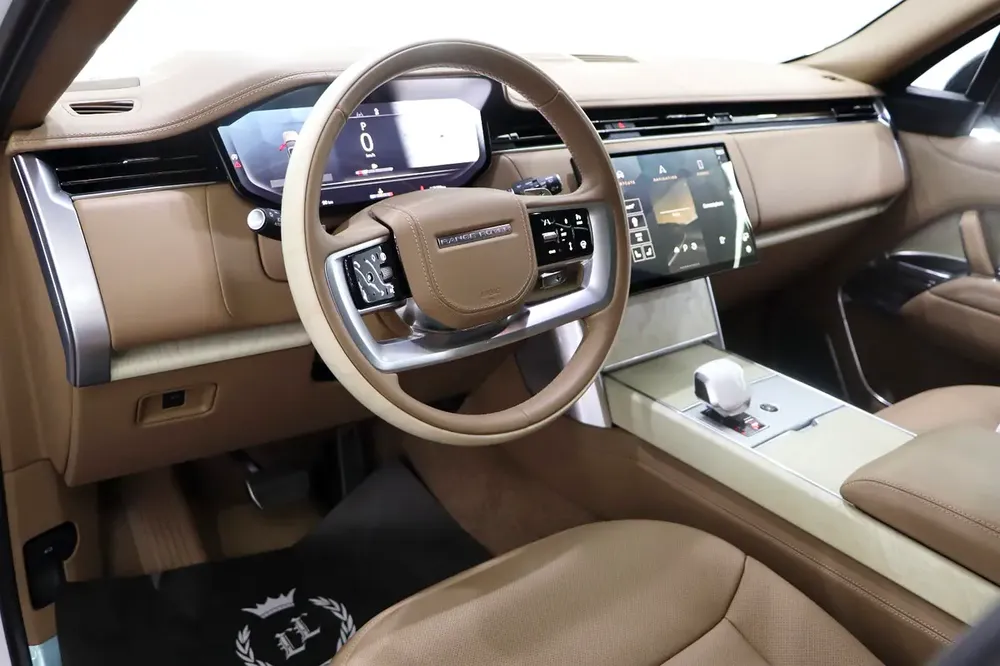 RANGE ROVER VOGUE SV | 2025 | GCC SPECS | WITH WARRANTY AND CONTRACT SERVICE  | TWO-TONE INTERIOR - Image 4
