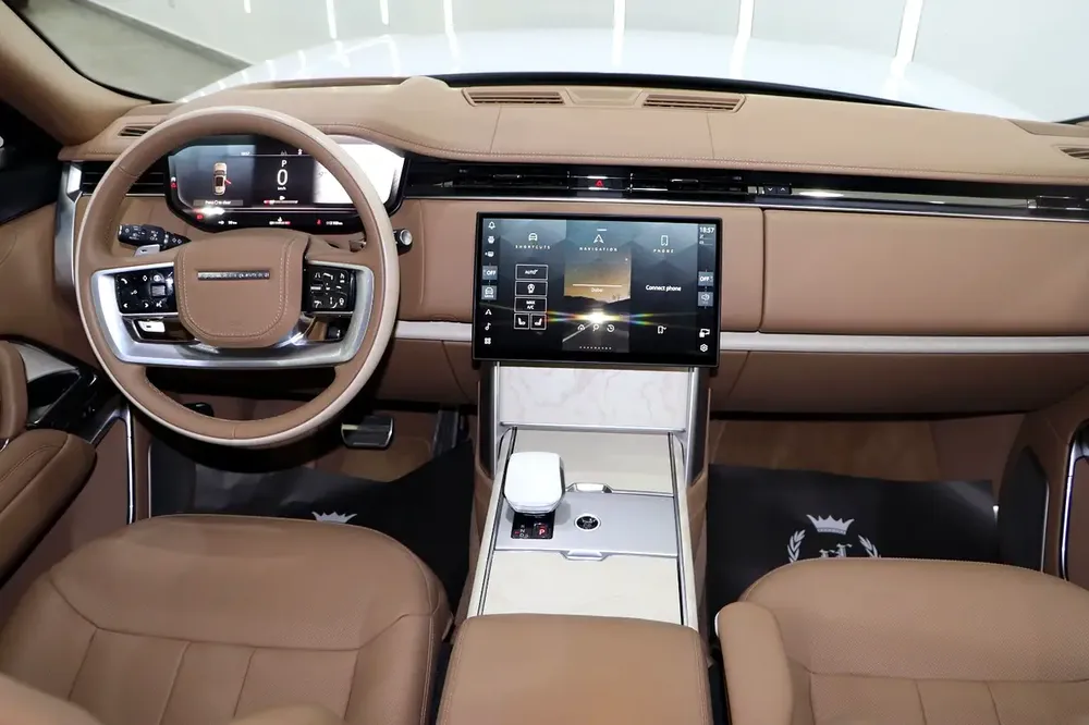 RANGE ROVER VOGUE SV | 2025 | GCC SPECS | WITH WARRANTY AND CONTRACT SERVICE  | TWO-TONE INTERIOR - Image 6