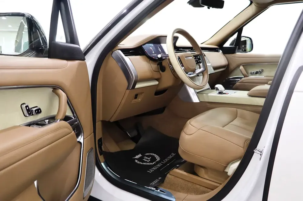RANGE ROVER VOGUE SV | 2025 | GCC SPECS | WITH WARRANTY AND CONTRACT SERVICE  | TWO-TONE INTERIOR - Image 7