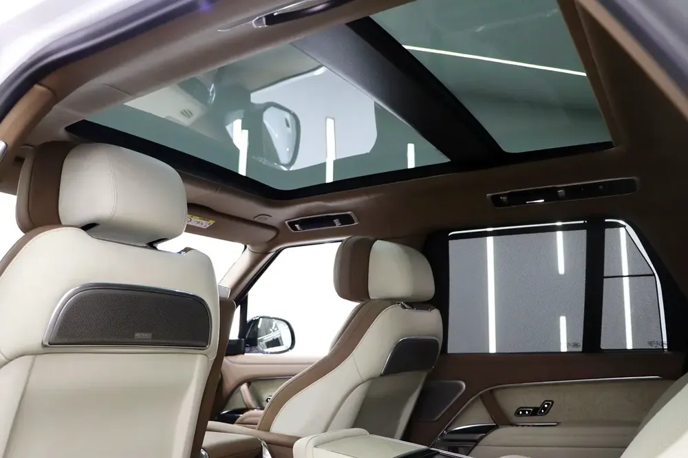 RANGE ROVER VOGUE SV | 2025 | GCC SPECS | WITH WARRANTY AND CONTRACT SERVICE  | TWO-TONE INTERIOR - Image 9