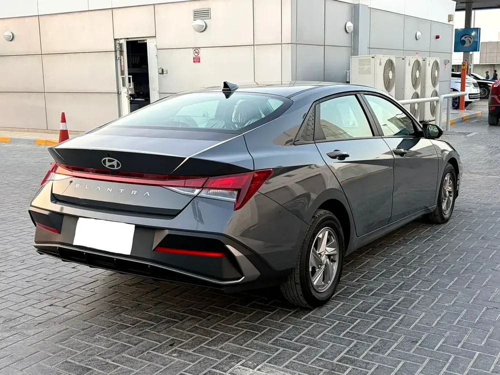 Hyundai Elantra 2025, super clean car, low mileage, original airbags, customs papers - Image 11