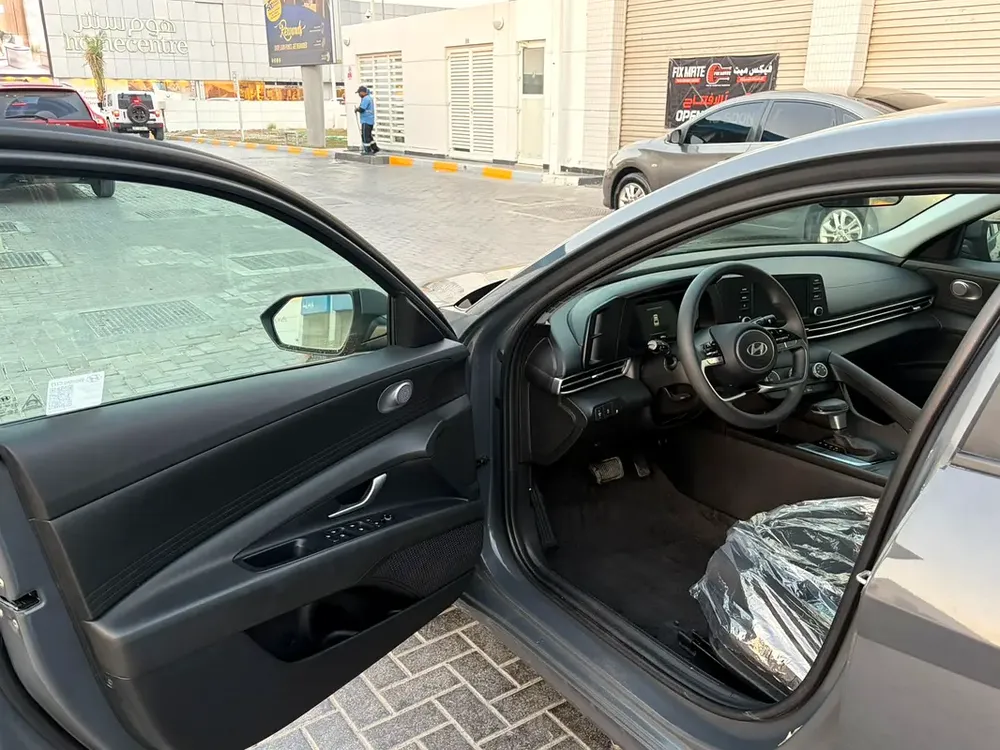 Hyundai Elantra 2025, super clean car, low mileage, original airbags, customs papers - Image 14