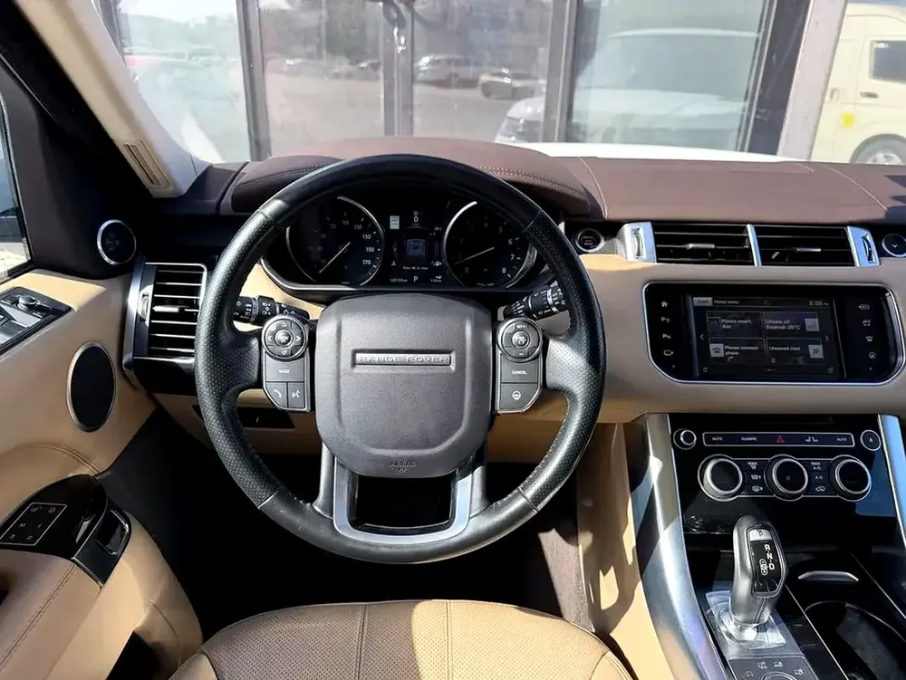 Land Rover Range Rover Vogue 2016 - American Specs - Low Mileage - Clean Condition - Image 4