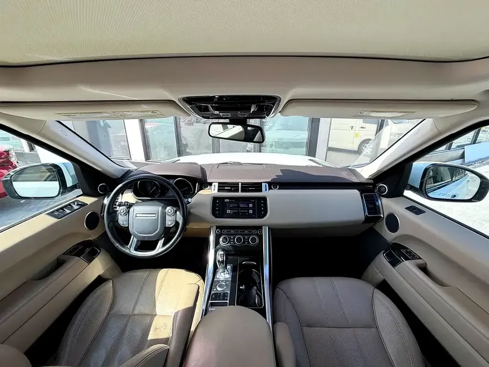 Land Rover Range Rover Vogue 2016 - American Specs - Low Mileage - Clean Condition - Image 6
