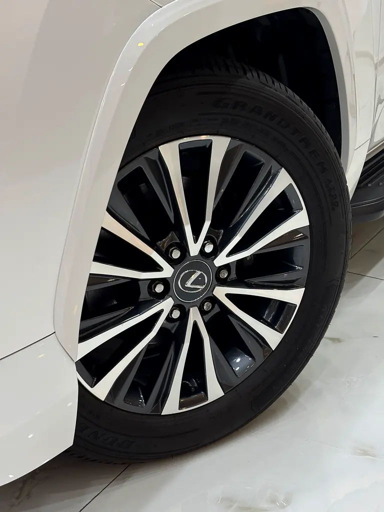 Lexus LX 600 - Image 11