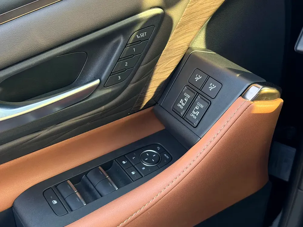 Toyota Alphard 2.5L HEV 2025 EXECUTIVE LOUNGE - Export Price @ 362,000 AED - Image 7