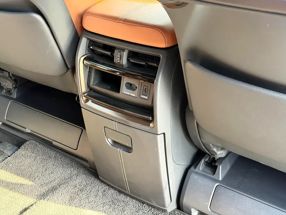 Toyota Alphard 2.5L HEV 2025 EXECUTIVE LOUNGE - Export Price @ 362,000 AED - Image 9